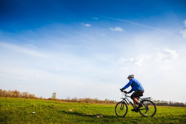 Pengendara sepeda muda mengendarai sepeda — Stok Foto