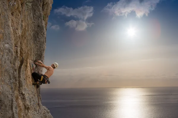 Junger Mann klettert auf Mauer — Stockfoto