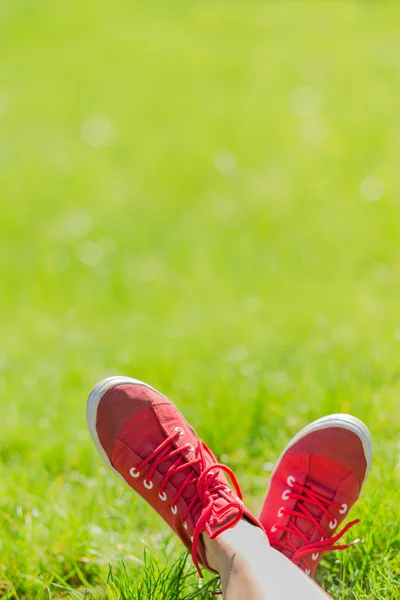 Πόδια σε πάνινα παπούτσια κόκκινο — Φωτογραφία Αρχείου