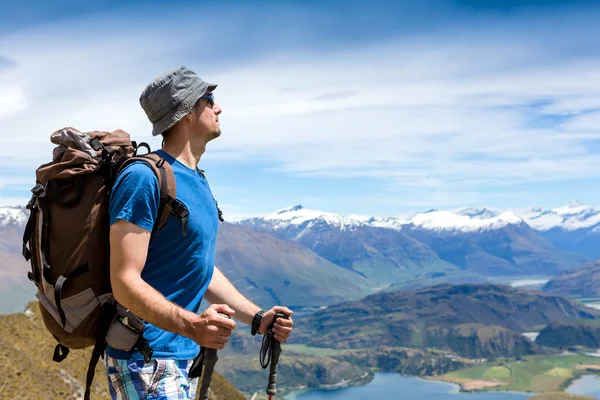 Hiker titta på horisonten — Stockfoto