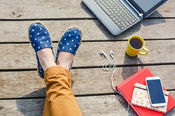 Joven chica hipster tener un descanso — Foto de Stock