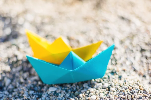 Bateaux en papier sur la plage — Photo