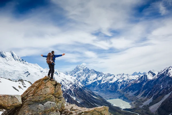 Wanderer mit Rucksack auf Berggipfel — Stockfoto