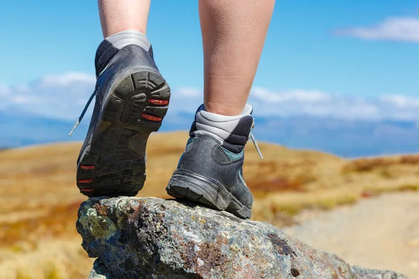 Botas de senderismo en la roca —  Fotos de Stock