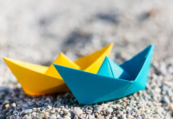 Barcos de papel en la playa — Foto de Stock