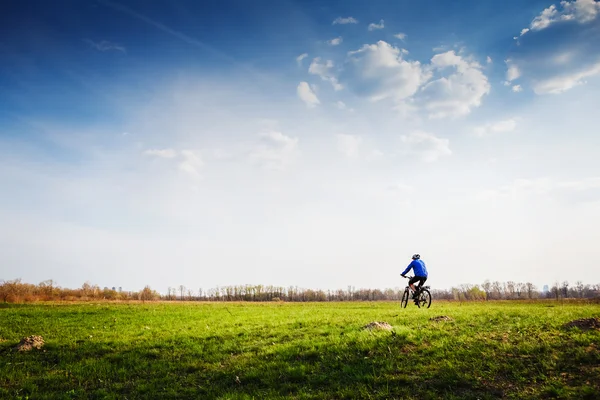 Joven ciclista en bicicleta — Foto de Stock