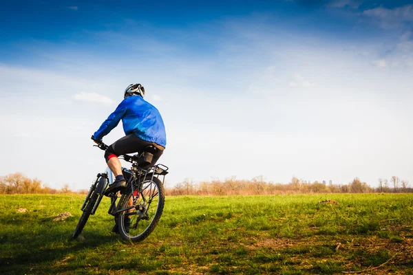 Jovem ciclista montando uma bicicleta — Fotografia de Stock