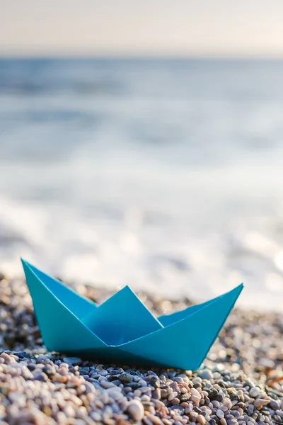 Barco de papel na praia — Fotografia de Stock