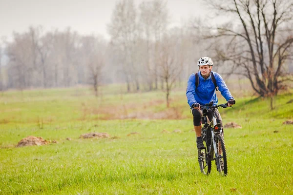 Genç bisikletçi bisiklet sürmek