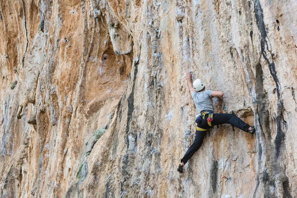 Joven trepando en una pared — Foto de Stock