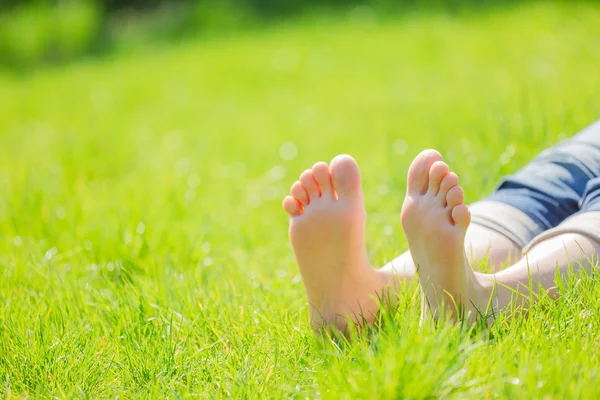 Female bare feet on grass — Stock Photo, Image