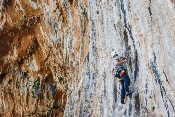 Joven trepando en una pared — Foto de Stock