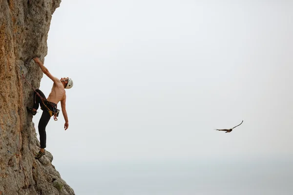 Genç adam bir duvara tırmanma — Stok fotoğraf