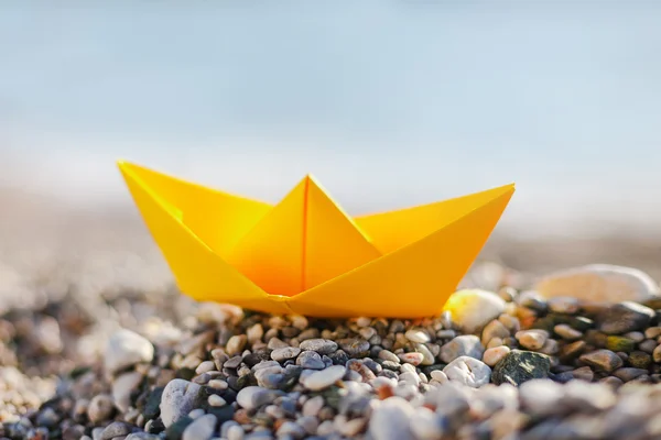 Barco de papel en la playa — Foto de Stock