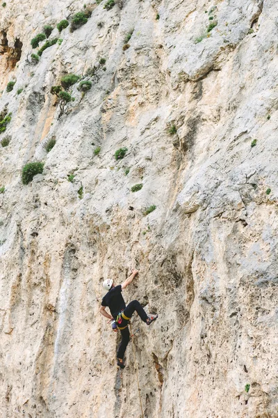 genç adam bir duvara tırmanma