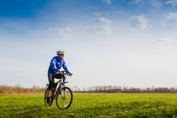 Joven ciclista en bicicleta — Foto de Stock