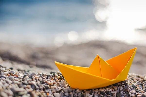 Barco de papel en la playa — Foto de Stock