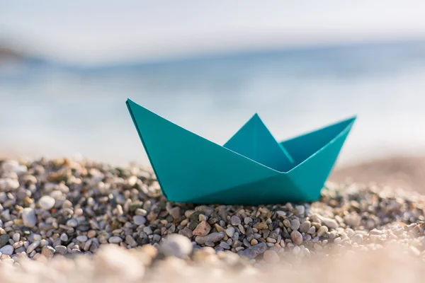 Barco de papel en la playa — Foto de Stock