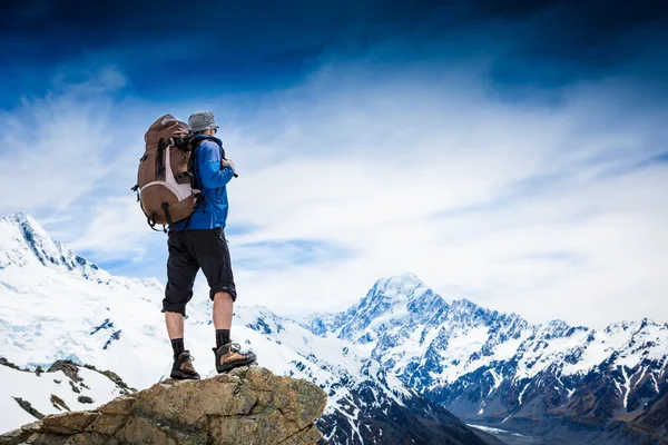 Turista con una mochila y panorama de montaña —  Fotos de Stock