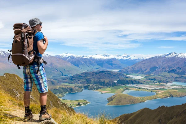 Wanderer blickt auf den Horizont — Stockfoto