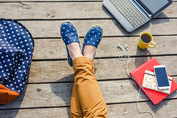 Joven chica hipster tener un descanso — Foto de Stock