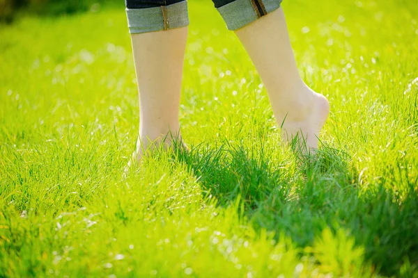 女光着脚在草地上 — 图库照片