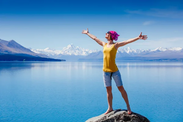 Joven viajera femenina en Nueva Zelanda — Foto de Stock