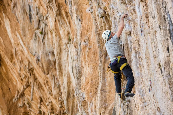 Fiatal férfi hegymászó falfelületen — Stock Fotó