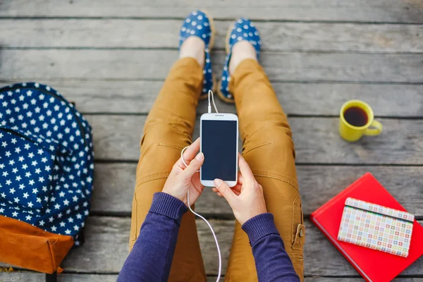 Ung kvinna med hjälp av smarttelefon — Stockfoto