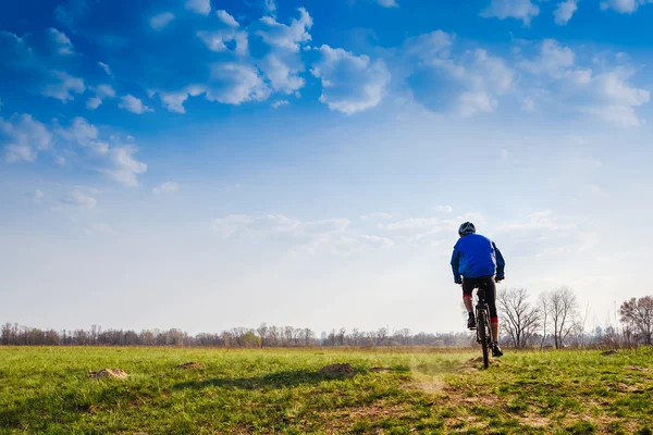 Jonge fietser een fiets — Stockfoto