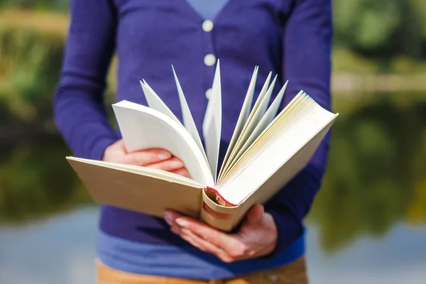 Manos femeninas sosteniendo libro abierto — Foto de Stock