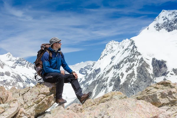 Touriste avec un sac à dos et panorama de montagne — Photo