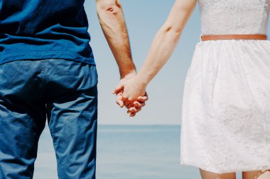 Genç çift el ele tutuşuyor.