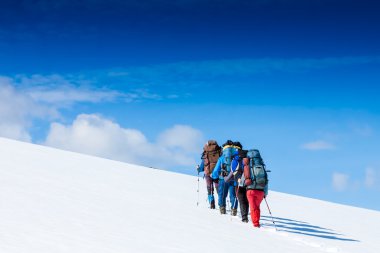 dağlarda yürüyüş yapan takım