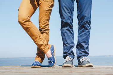 Kumsaldaki genç çift.