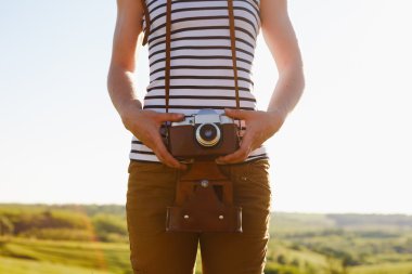 Kız withretro kamera 