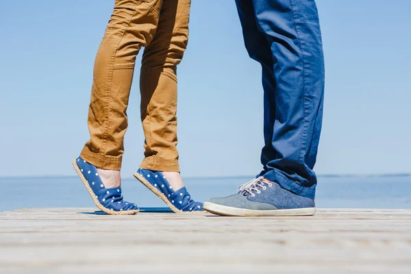 Junges Paar am Strand — Stockfoto