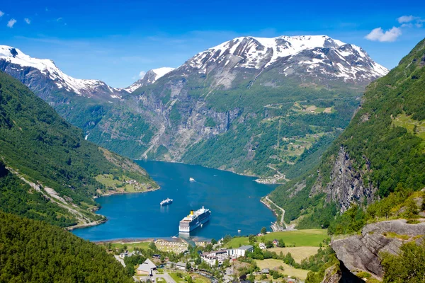 Navio de cruzeiro no fiorde Geiranger — Fotografia de Stock