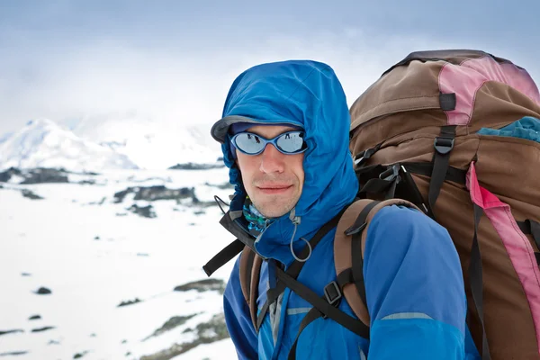 Hiker in winter mountains — Stock Photo, Image