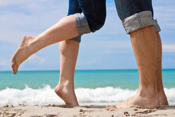 Cuplu tânăr pe plajă — Fotografie, imagine de stoc