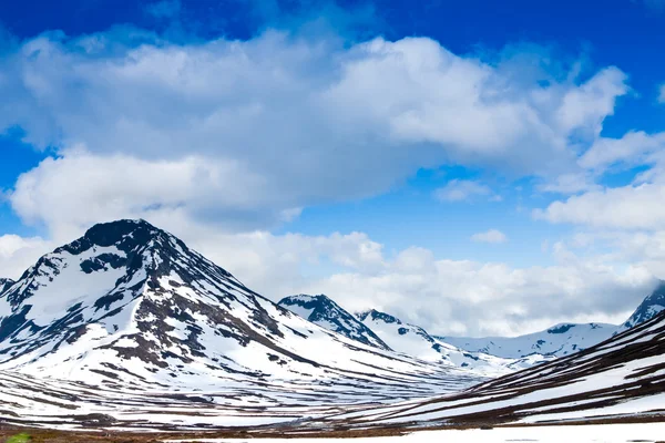 Belas montanhas cobertas de neve — Fotografia de Stock