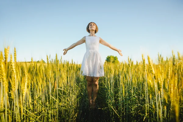 Chica disfrutando de la naturaleza — Foto de Stock