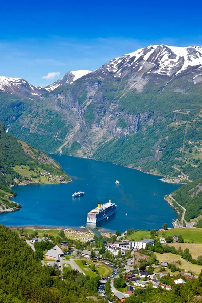 Navio de cruzeiro no fiorde Geiranger — Fotografia de Stock