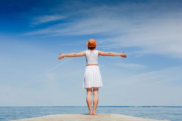 Junge Frau am Strand — Stockfoto