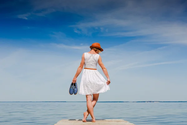 Mujer joven en la playa — Foto de Stock