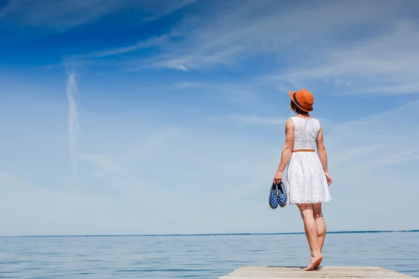 Tânăra femeie la plajă — Fotografie, imagine de stoc