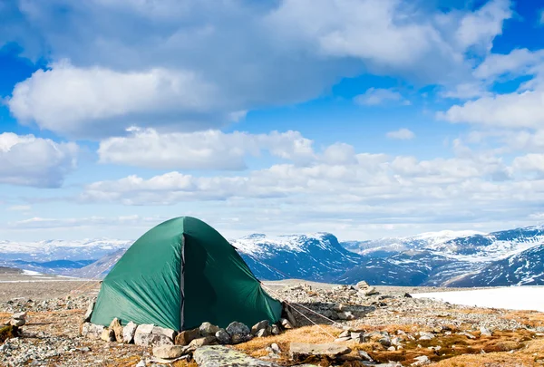 Camping tent  in the wilderness — Stock Photo, Image