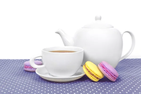 Чай з солодкими макарунами — стокове фото