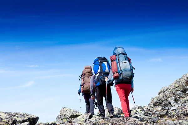 Tres excursionistas en las montañas — Foto de Stock