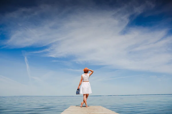 Junge Frau am Strand — Stockfoto